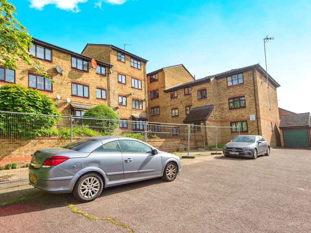 2 bed flat for sale in Bridge Road, Grays RM17, £200,000 Zoopla