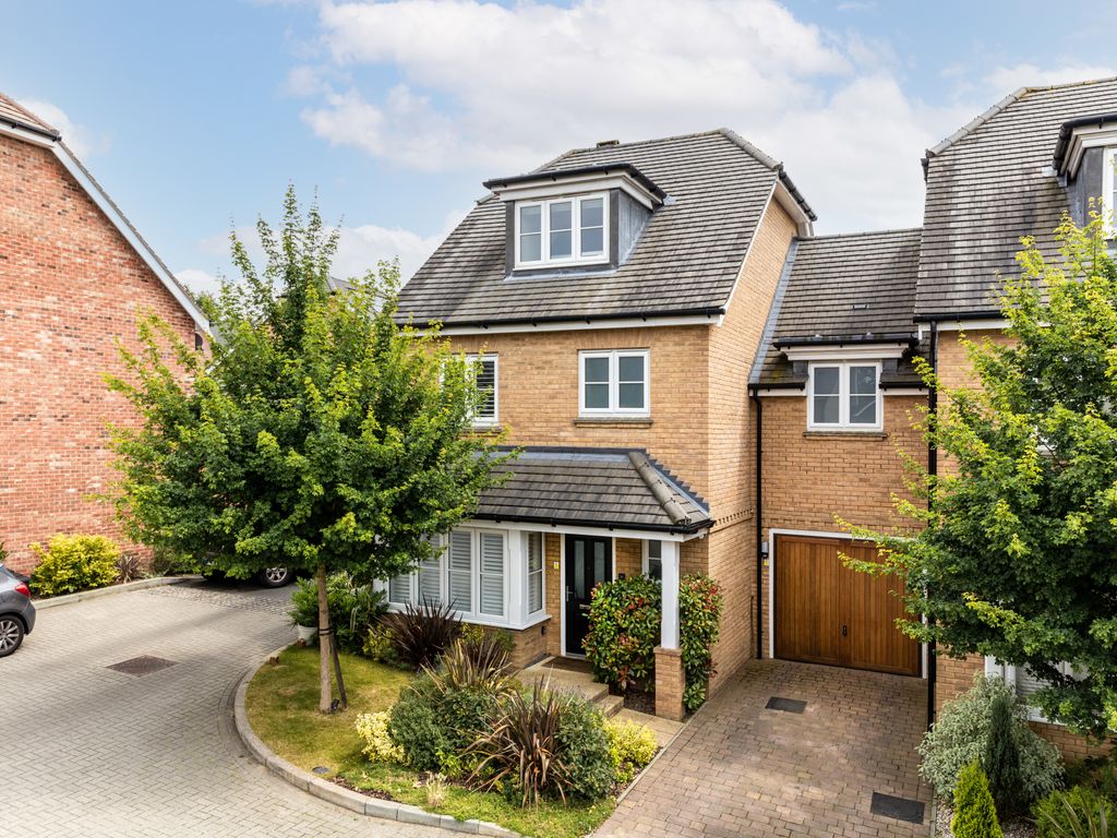 4 bed linkdetached house for sale in Oakgrove, Caterham CR3 Zoopla