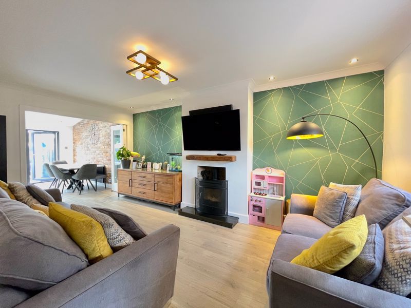 3 bed terraced house for sale in Hawkdene, London E4 Zoopla