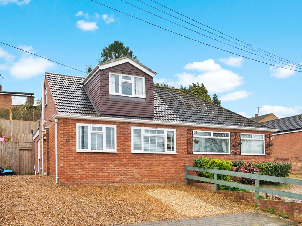 4 bed semidetached house for sale in Emu Close, Heath And Reach