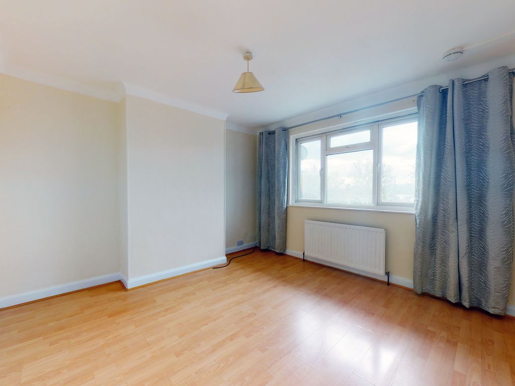 2 bed flat to rent in Wendover Court, Western Avenue, London W3, £1,700