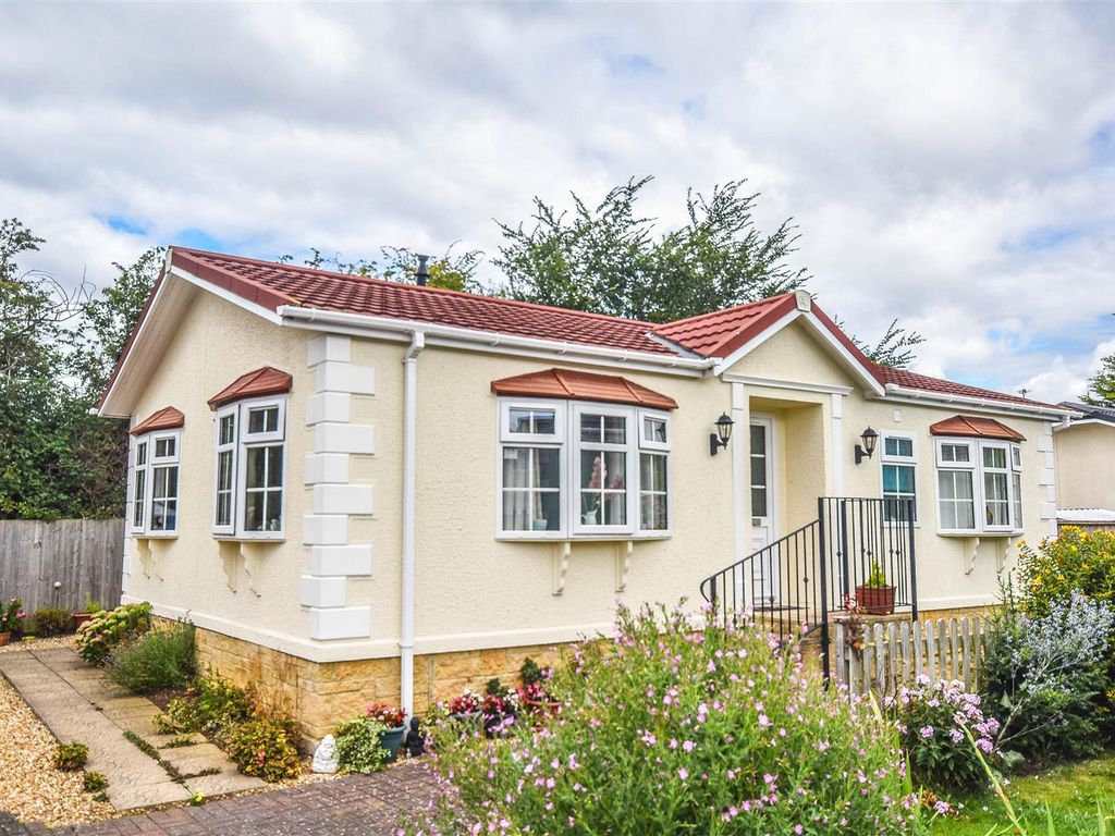 2 bed mobile/park home for sale in Poplars Park, Dursley Road