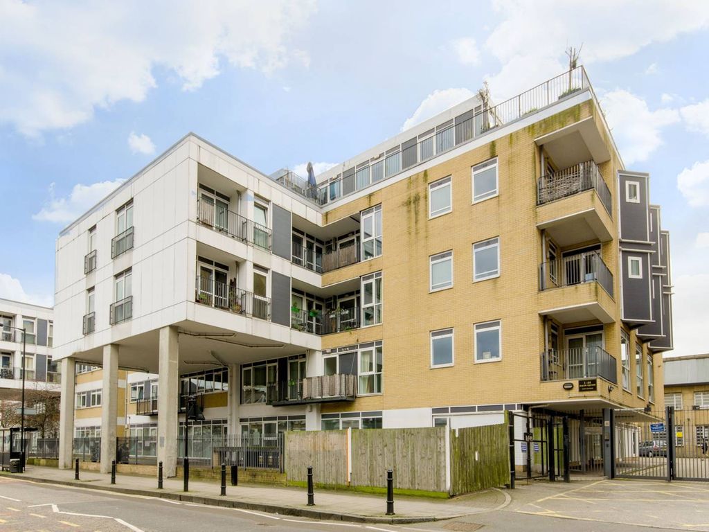 2 bed flat to rent in Richmond Road, Dalston, London E8, £2,250 pcm