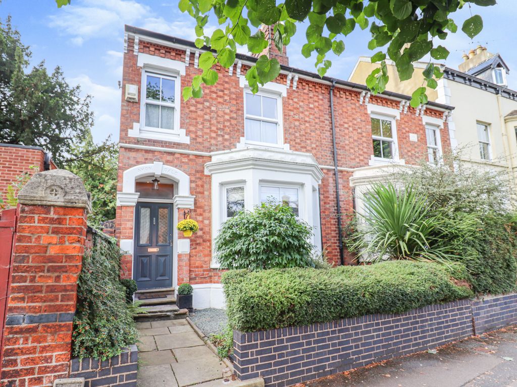 4 bed end terrace house for sale in Clifton Road, Rugby, Warwickshire