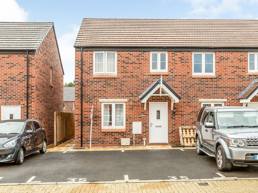 3 bed end terrace house for sale in De La Warr Drive, Banbury OX16, £