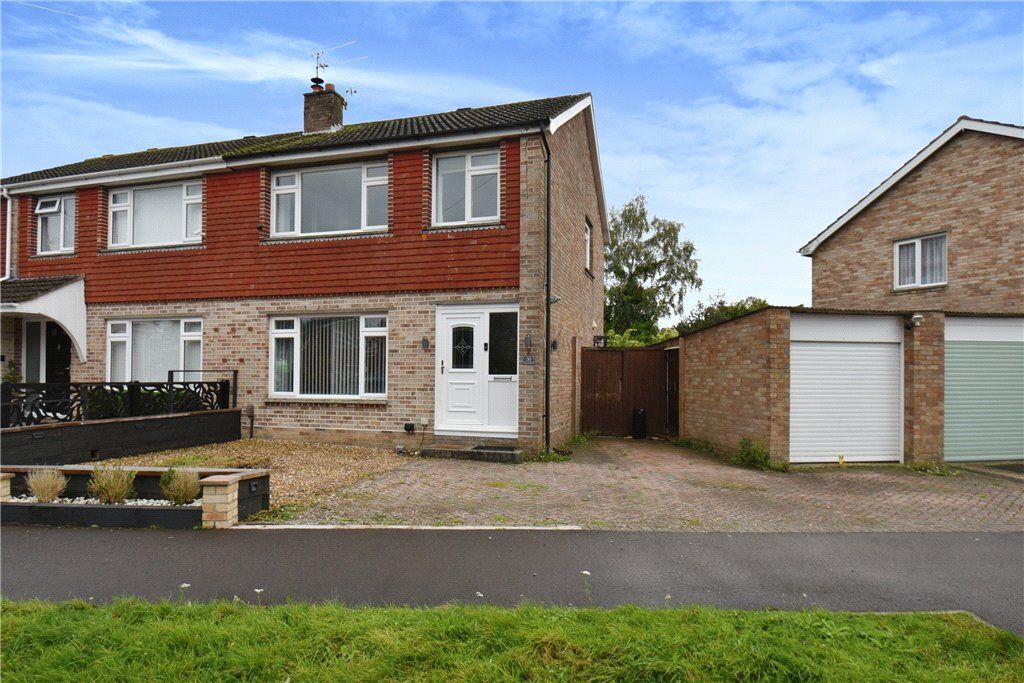 3 bed semidetached house for sale in Avon Crescent, Romsey, Hampshire