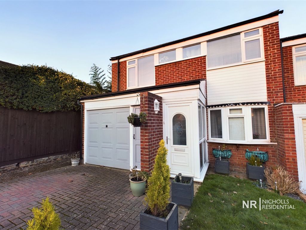 3 bed property for sale in Angus Close, Chessington, Surrey. KT9, £