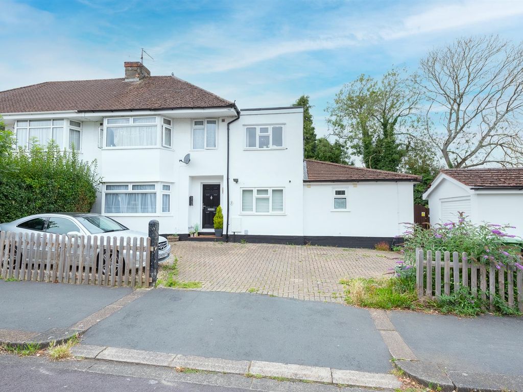 5 bed semidetached house for sale in Cumberland Avenue, Basingstoke