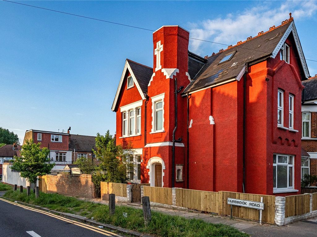 2 bed flat for sale in Tottenhall Road, Palmers Green, London N13, £