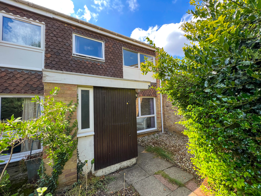 3 bed end terrace house to rent in Buckingham Gardens, West Molesey KT8