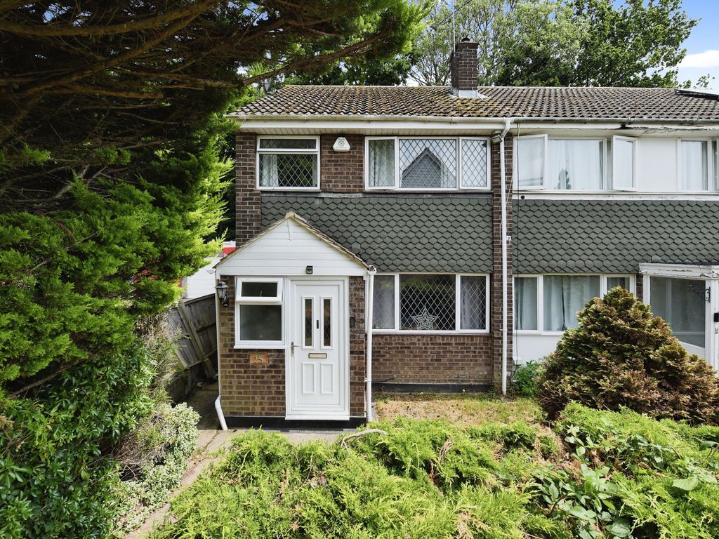 3 bed end terrace house for sale in Wistaria Close, Pilgrims Hatch