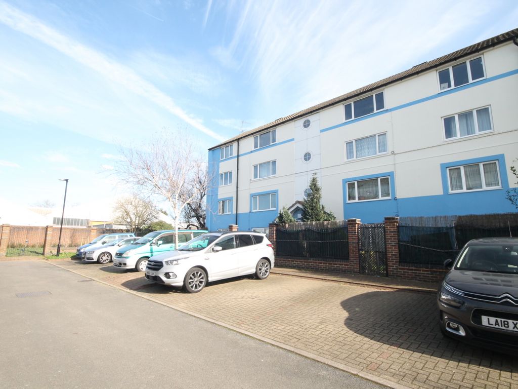 2 bed flat for sale in Harlech Gardens, Heston, Hounslow TW5 Zoopla