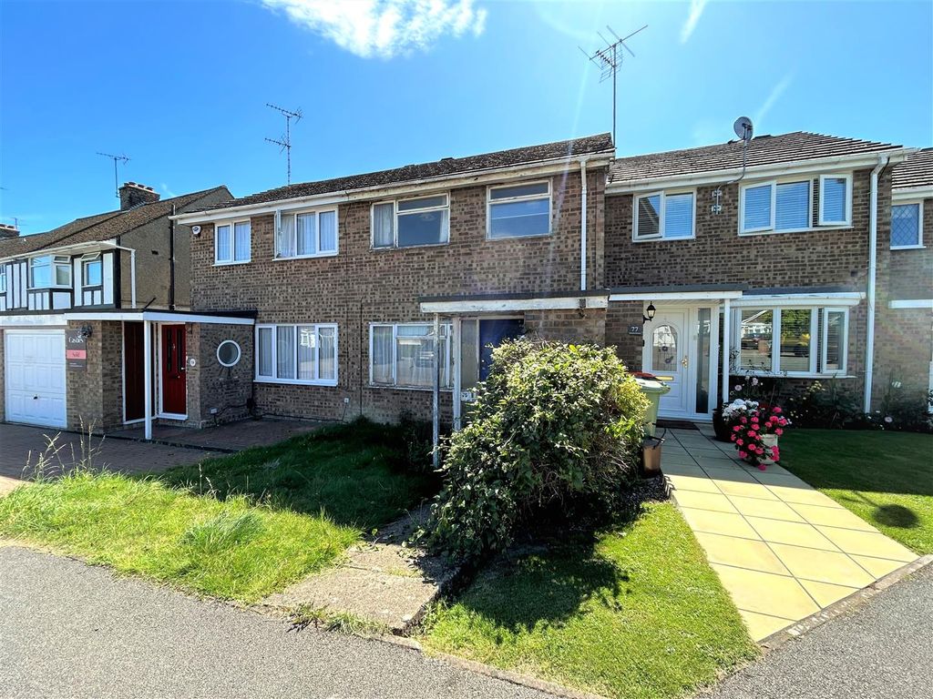 3 bed terraced house for sale in Suncote Avenue, Dunstable LU6, £