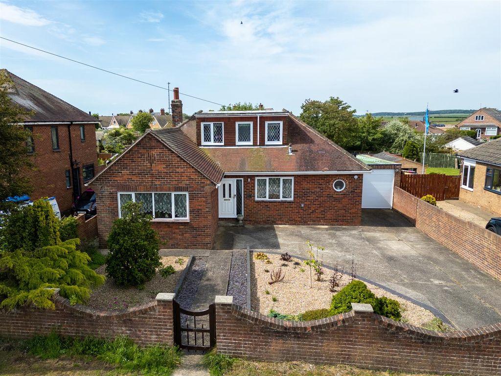 4 bed detached bungalow for sale in Holmpton Road, Withernsea HU19, £