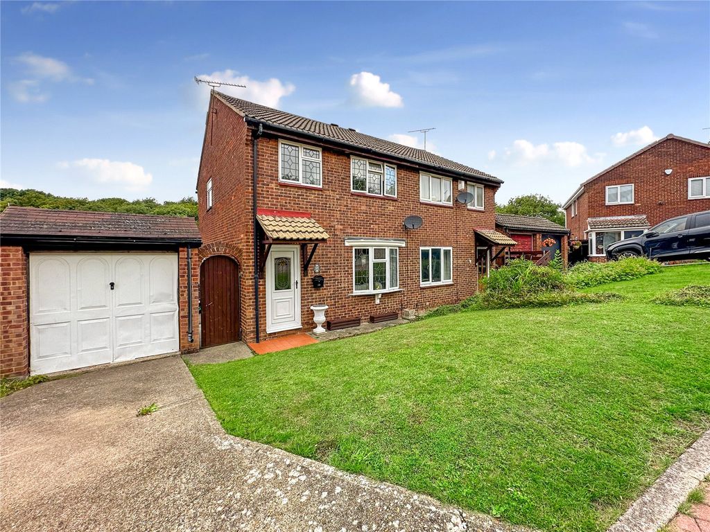 3 bed semidetached house for sale in Tamarind Close, Hempstead