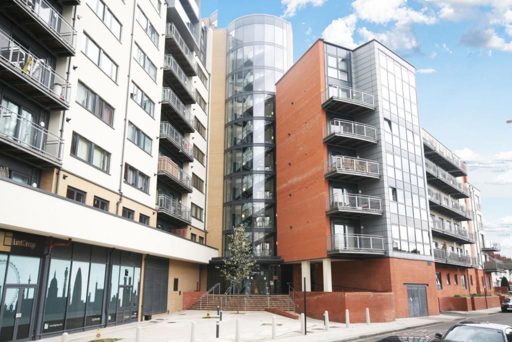 2 bed flat to rent in Gabrielle House, Perth Road, Gants Hill IG2, £