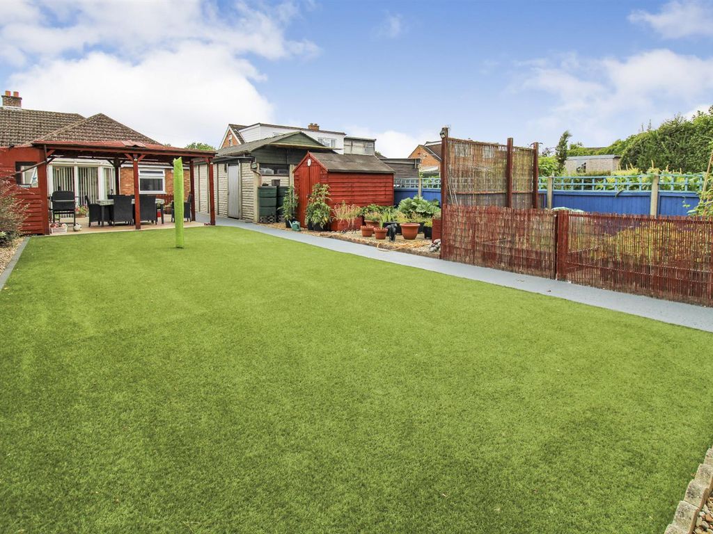 3 bed semidetached bungalow for sale in Tudor Close, Bromham, Bedford