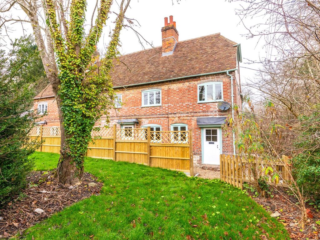 4 bed semidetached house for sale in Livesey Street, Teston, Maidstone