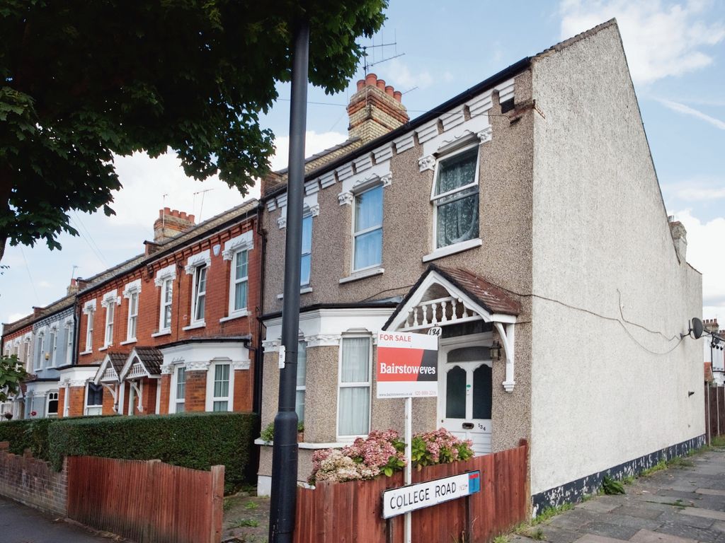 3 bed end terrace house for sale in Hoppers Road, London N21, £730,000