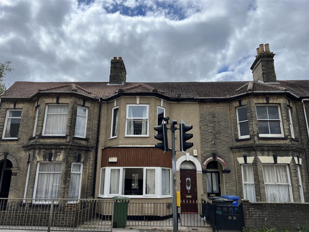 3 bed terraced house for sale in St. Peters Street, Lowestoft NR32, £