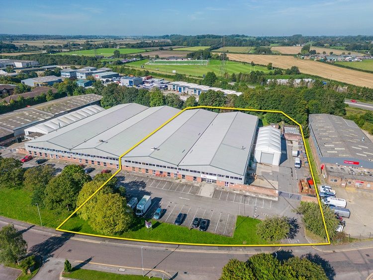 Warehouse to let in Bumpers Farm Industrial Estate, Chippenham SN14, £