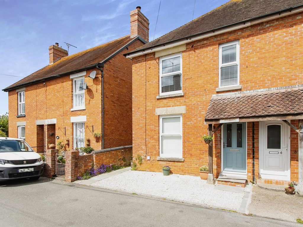 3 bed end terrace house for sale in Kings Court Road, Gillingham SP8, £