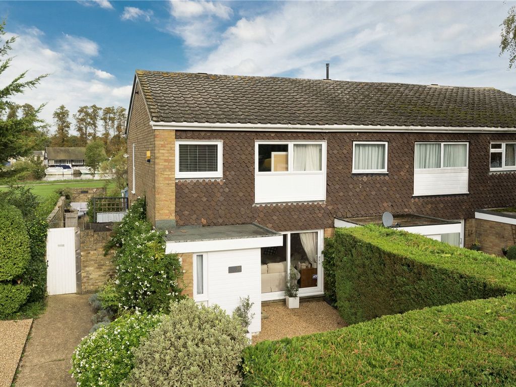 3 bed end terrace house for sale in Buckingham Gardens, West Molesey