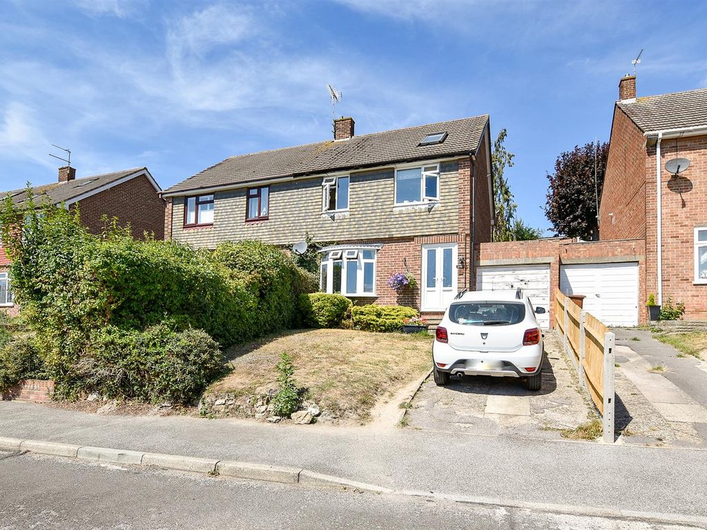 4 bed semidetached house for sale in Charles Drive, Cuxton, Rochester