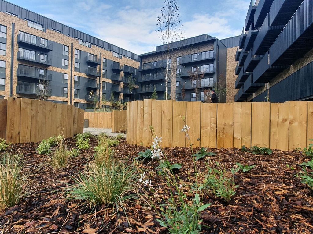 2 bed property to rent in Street, Ashford TN23, £1,250 pcm Zoopla