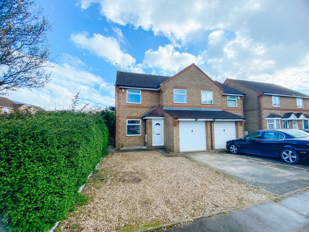 3 bed semidetached house to rent in Meadenvale, Peterborough