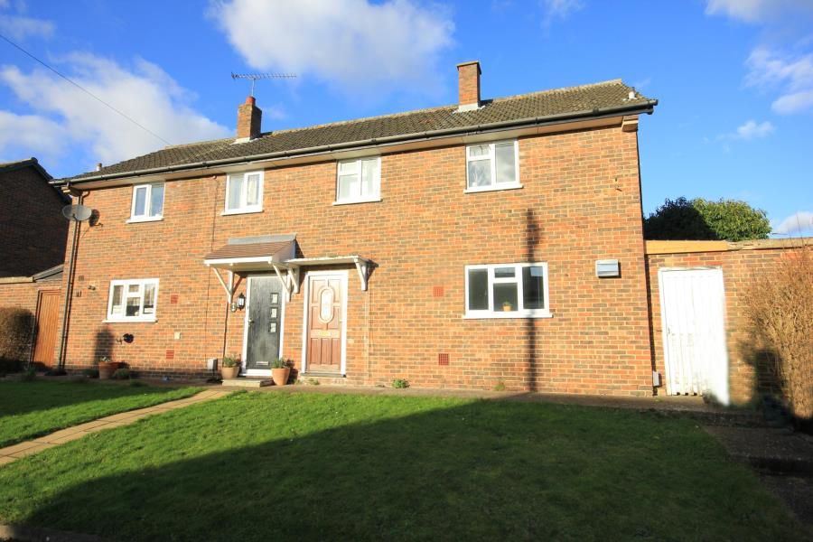 2 bed semidetached house to rent in Hawthorn Road, Hook Heath, Woking