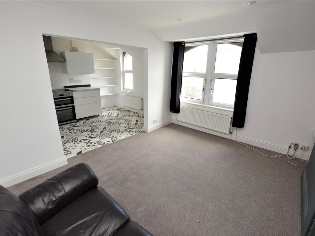 2 bed flat to rent in Warrior Gardens, St. LeonardsOnSea TN37, £950