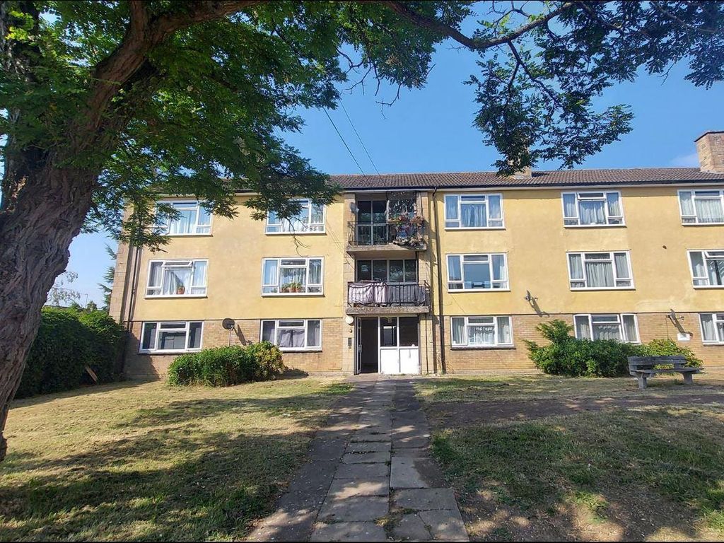 2 bed flat to rent in Lypiatt Mead, Corsham SN13, £800 pcm Zoopla