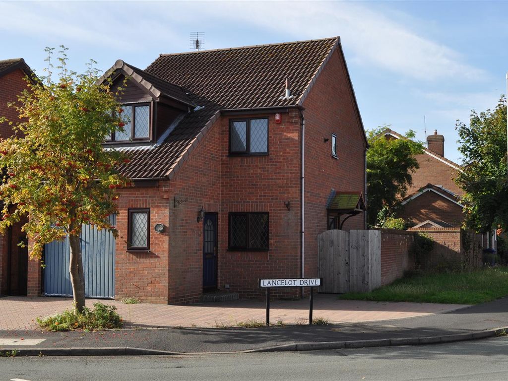 3 bed detached house for sale in Guinevere Avenue, Stretton, BurtonOn