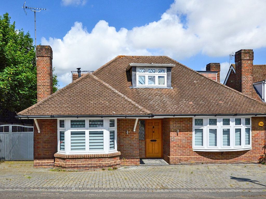 4 bed bungalow for sale in Periwinkle Lane, Dunstable, Bedfordshire LU6