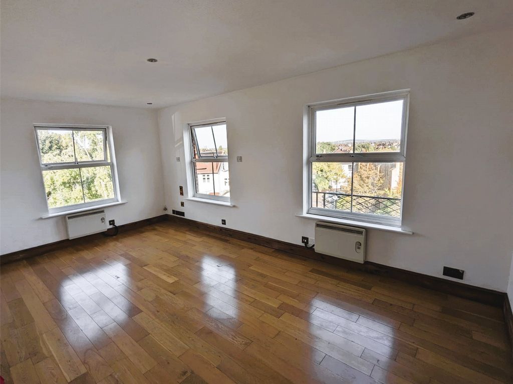 2 bed flat for sale in Paxton Road, Forest Hill, London SE23, £300,000