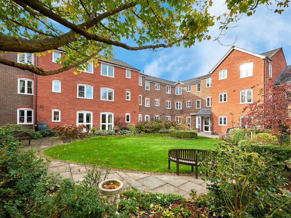 1 bed flat for sale in walkers court, 101 southdown road, harpenden, hertfordshire al5