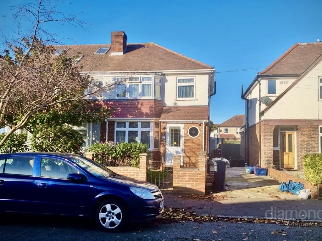 3 bed terraced house to rent in Ellerdine Road, Hounslow TW3, £2,050