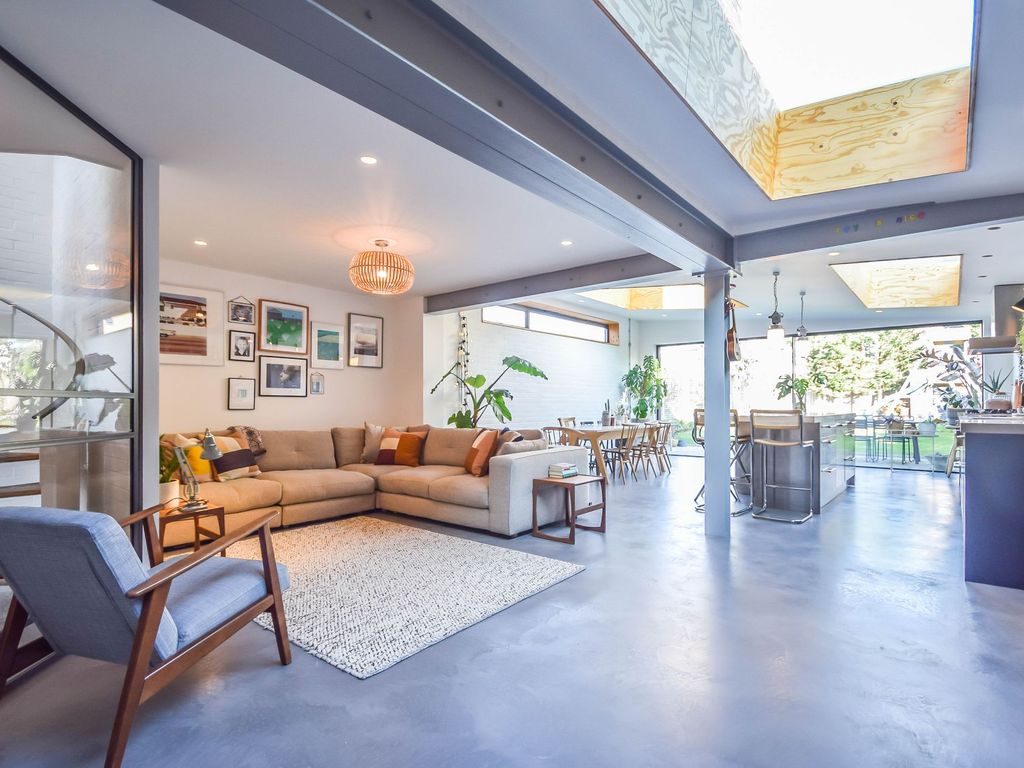 5 bed detached house for sale in Burnham Road, LeighOnSea SS9 Zoopla