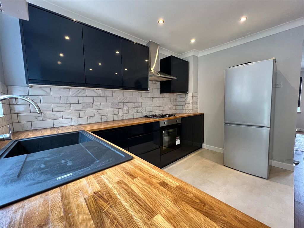 3 bed semidetached house to rent in Curling Lane, Badgers Dene, Grays