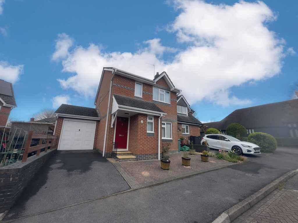 3 bed detached house for sale in Birches Crest, Hatch Warren