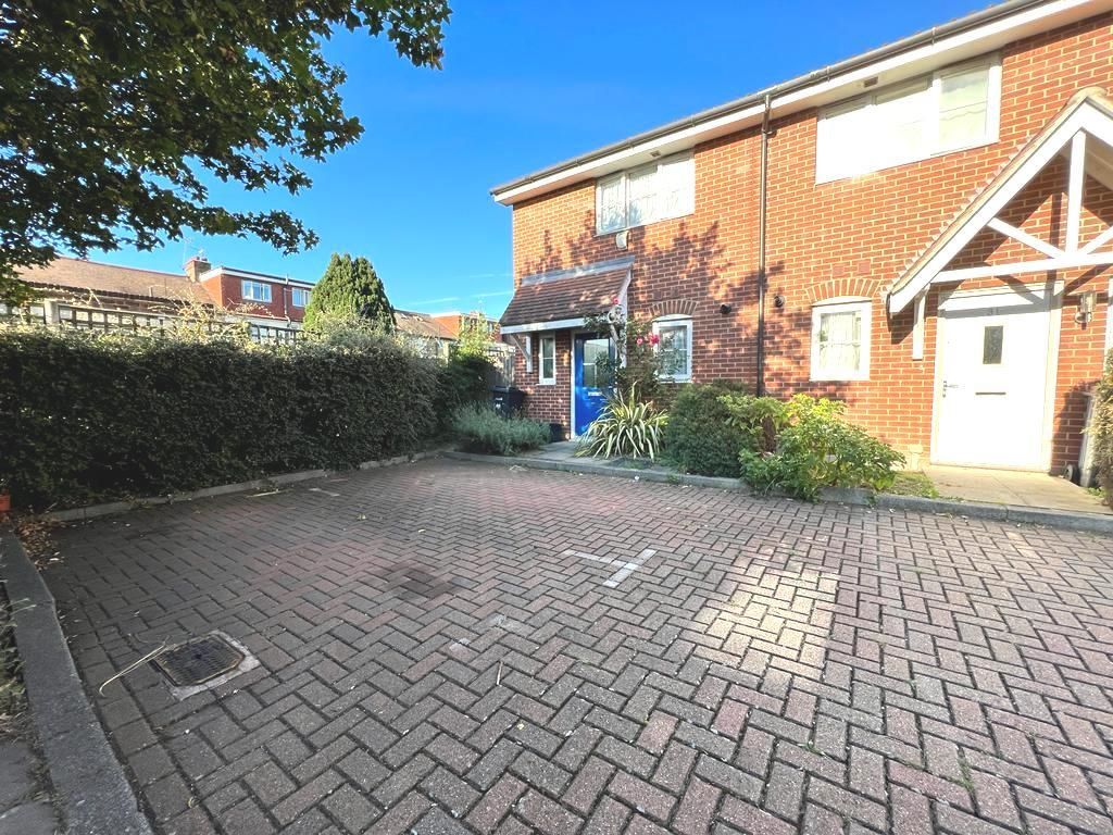2 bed property for sale in Harman Rise, Ilford IG3, £400,000 Zoopla