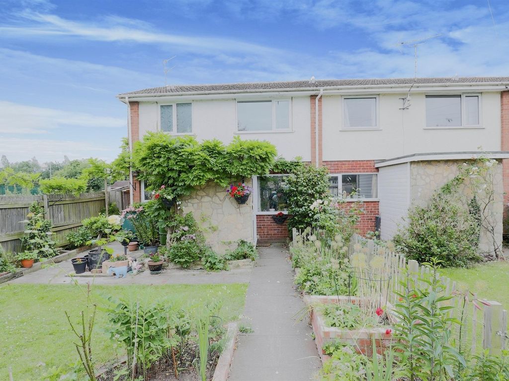 3 bed end terrace house for sale in Loxley Close, Wellesbourne, Warwick