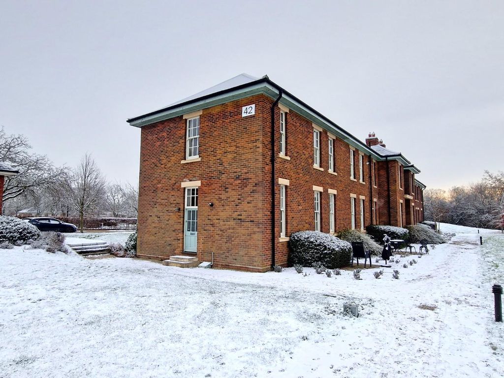 3 bed end terrace house for sale in The Parade, Caversfield, Bicester