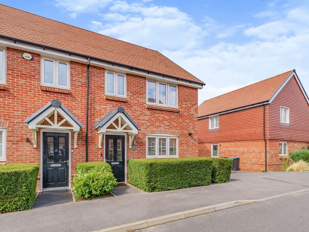 3 bed semidetached house for sale in Acorn Avenue, Crawley Down