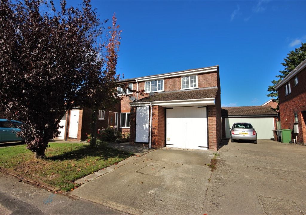 3 bed semidetached house to rent in Hunters Close, Grove, Wantage