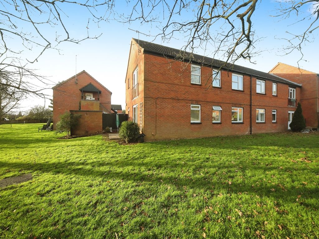 2 bed flat for sale in Yarlington Close, Norton Fitzwarren, Taunton TA2
