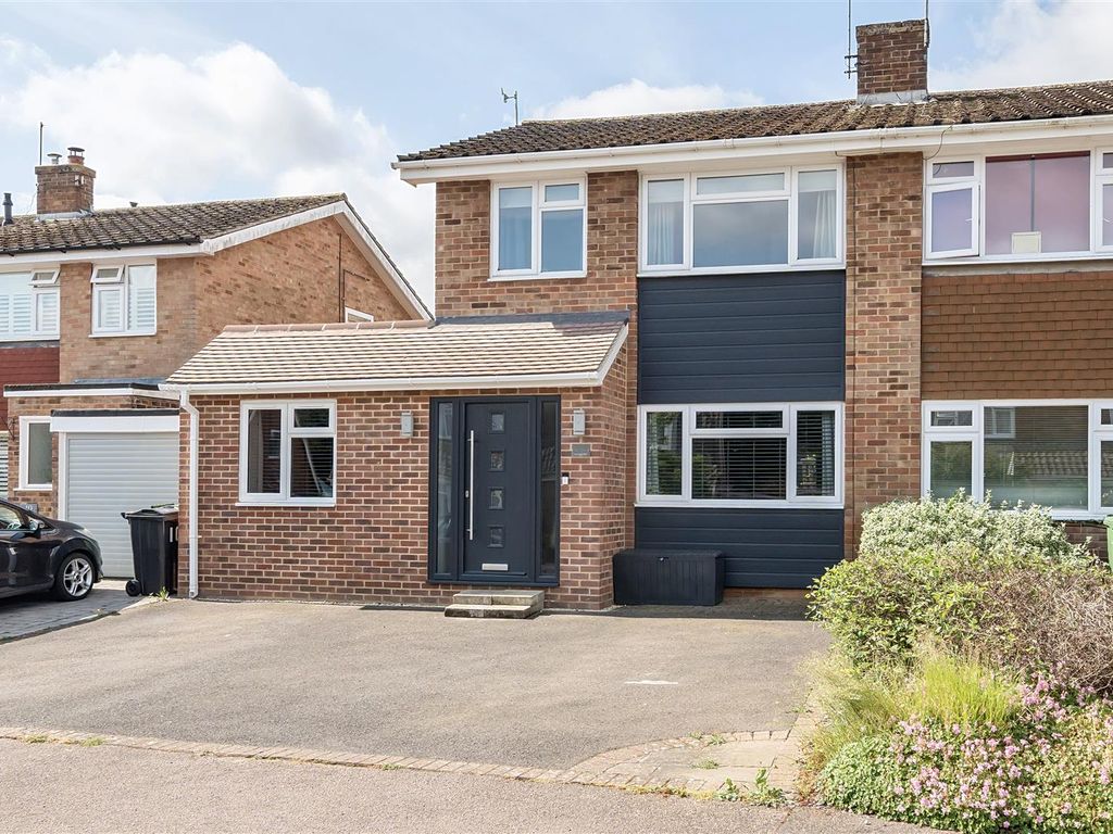 4 bed semidetached house for sale in Lewis Court Drive, Boughton