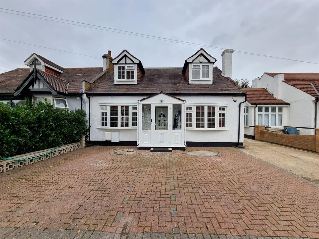 4 bed semidetached bungalow for sale in Egerton Gardens, Ilford IG3, £