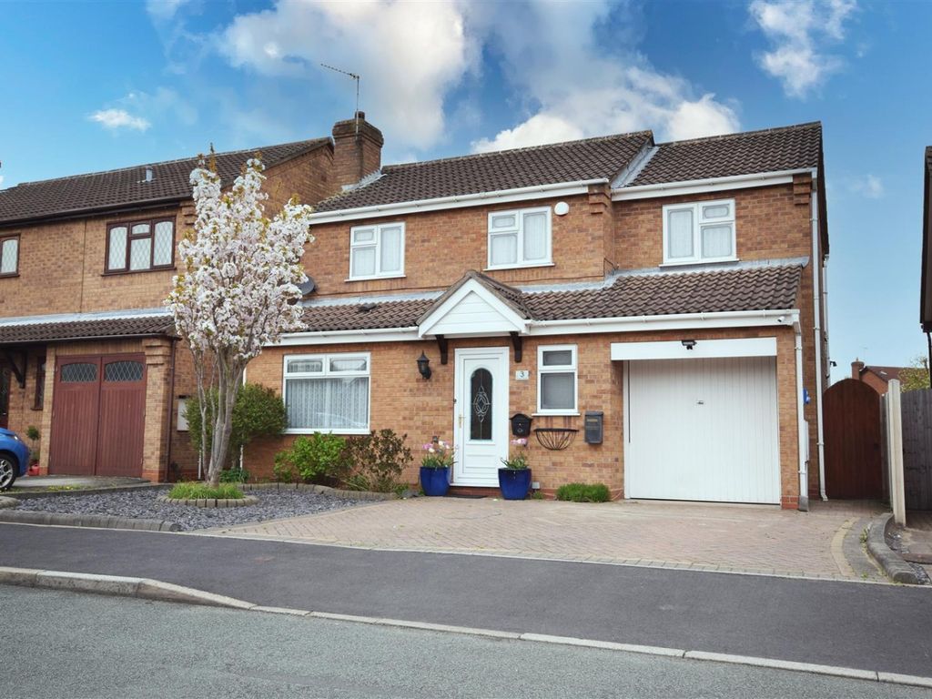 4 bed detached house to rent in Crest Close, Stretton, BurtonOnTrent